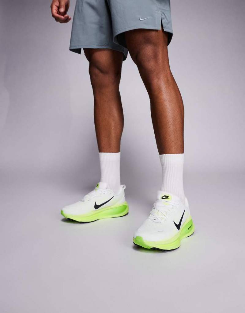 Nike Running -Vomero 18 - Sneaker in Weiß und Grün von Nike Running