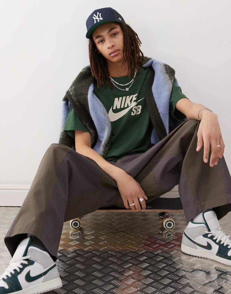 Nike SB - T-Shirt in Grün mit zentriertem Logo von Nike SB