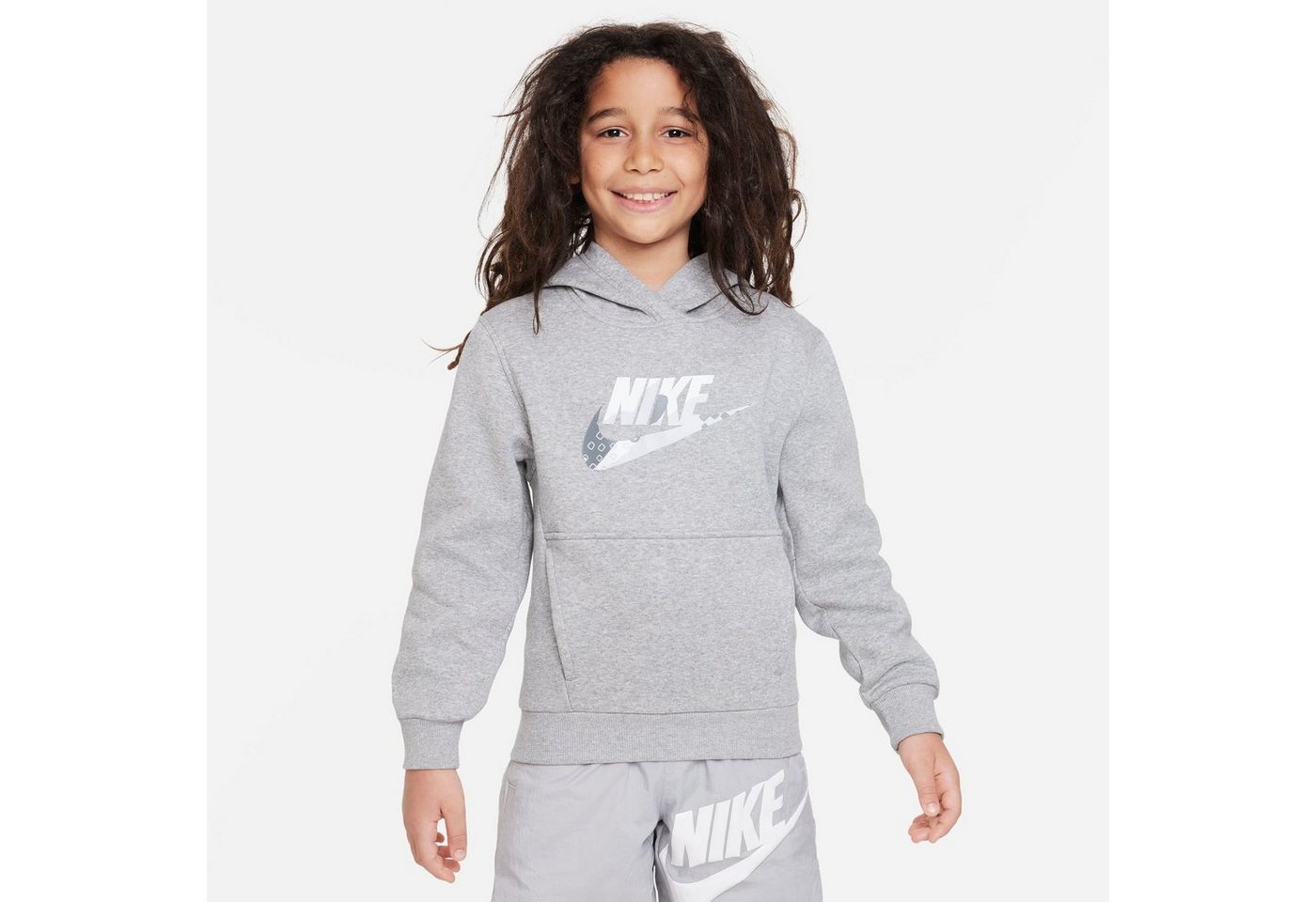 Nike Sportswear Kapuzensweatshirt CLUB FLEECE BIG KIDS' GRAPHIC HOODIE von Nike Sportswear