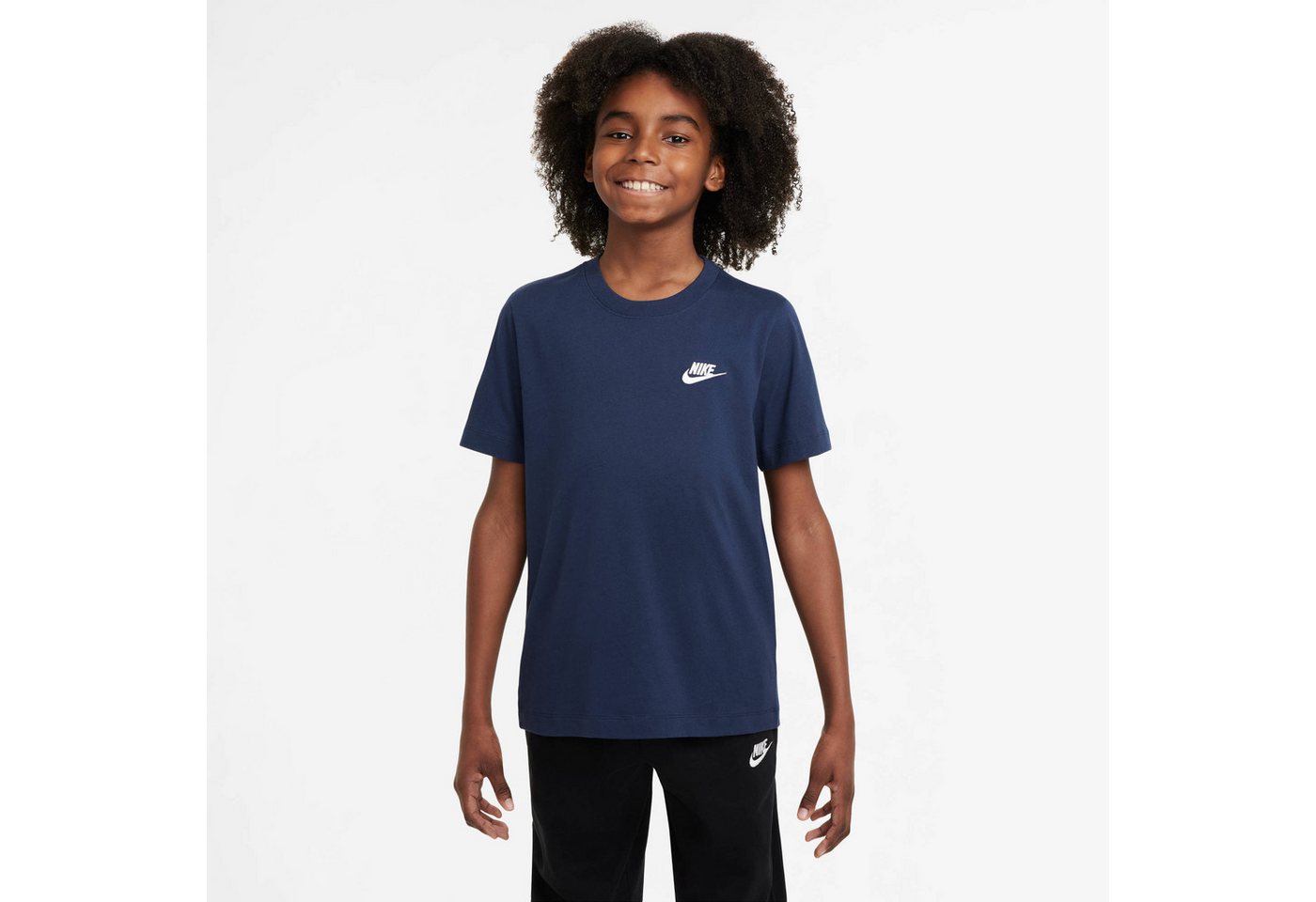 Nike Sportswear T-Shirt Nike Sportswear Big Kids' T-Shirt (1-tlg) gerader Schnitt, normale Ärmellänge, in verschiedenen US-Größen von Nike Sportswear