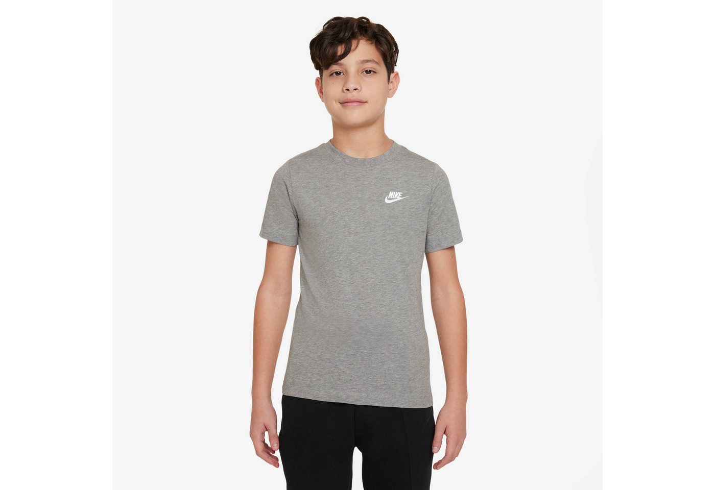 Nike Sportswear T-Shirt Nike Sportswear Big Kids' T-Shirt (1-tlg) gerader Schnitt, normale Ärmellänge, in verschiedenen US-Größen von Nike Sportswear