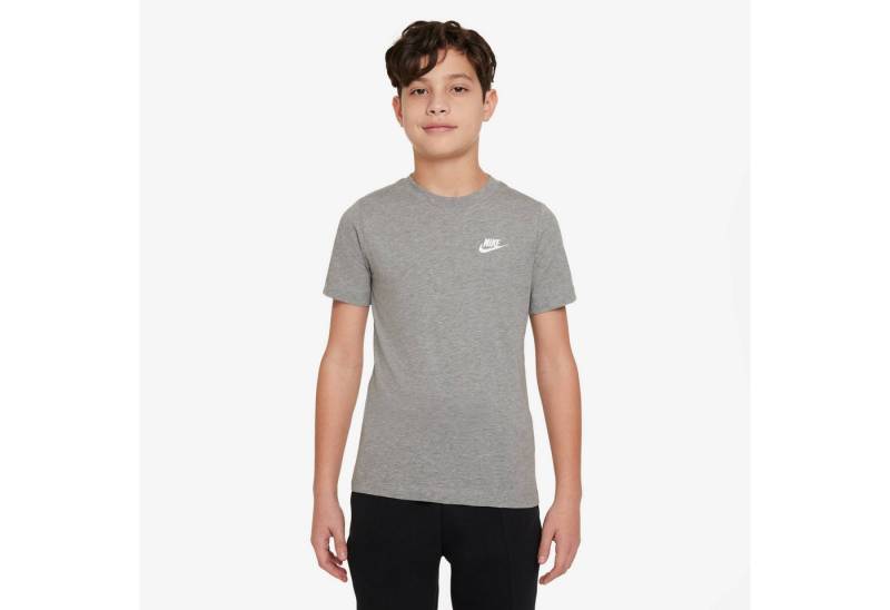 Nike Sportswear T-Shirt Nike Sportswear Big Kids' T-Shirt (1-tlg) gerader Schnitt, normale Ärmellänge, in verschiedenen US-Größen von Nike Sportswear
