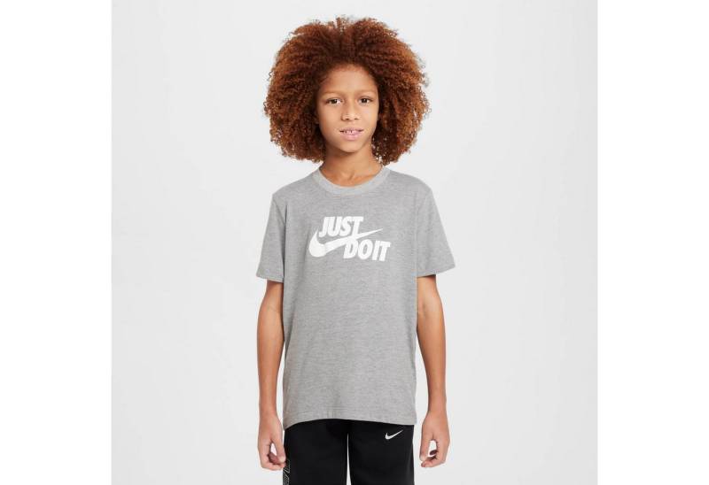Nike Sportswear T-Shirt Nike Sportswear Big Kids' T-Shirt klassische Passform, sportlicher Stil, in verschiedenen US-Größen von Nike Sportswear