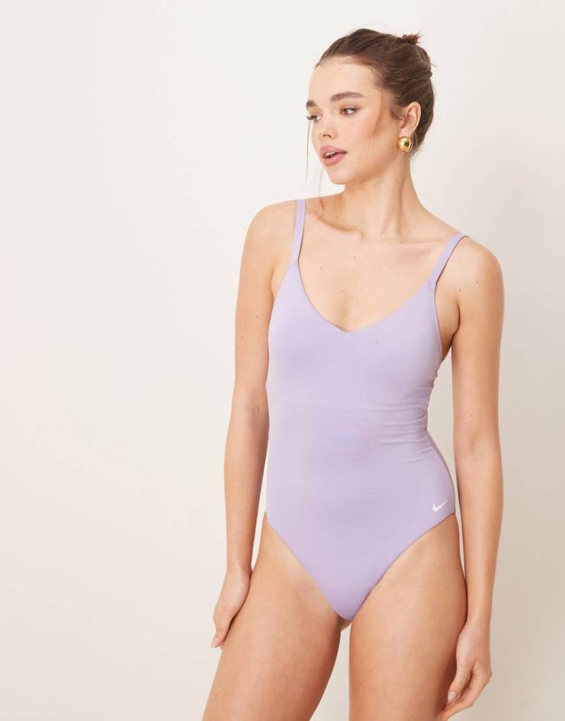 Nike - Essential - Badeanzug in Lila mit V-Ausschnitt von Nike Swimming