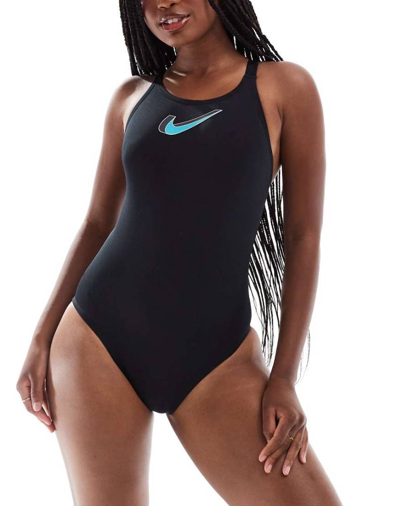Nike - Fastback - Enganliegender Sport-Badeanzug in Schwarz mit 3D-Swoosh-Logo von Nike Swimming