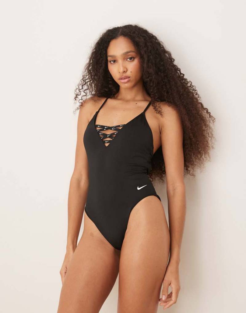 Nike - Sneakerkini 2.0 - Badeanzug in Schwarz mit hinten überkreuzten Riemen von Nike Swimming