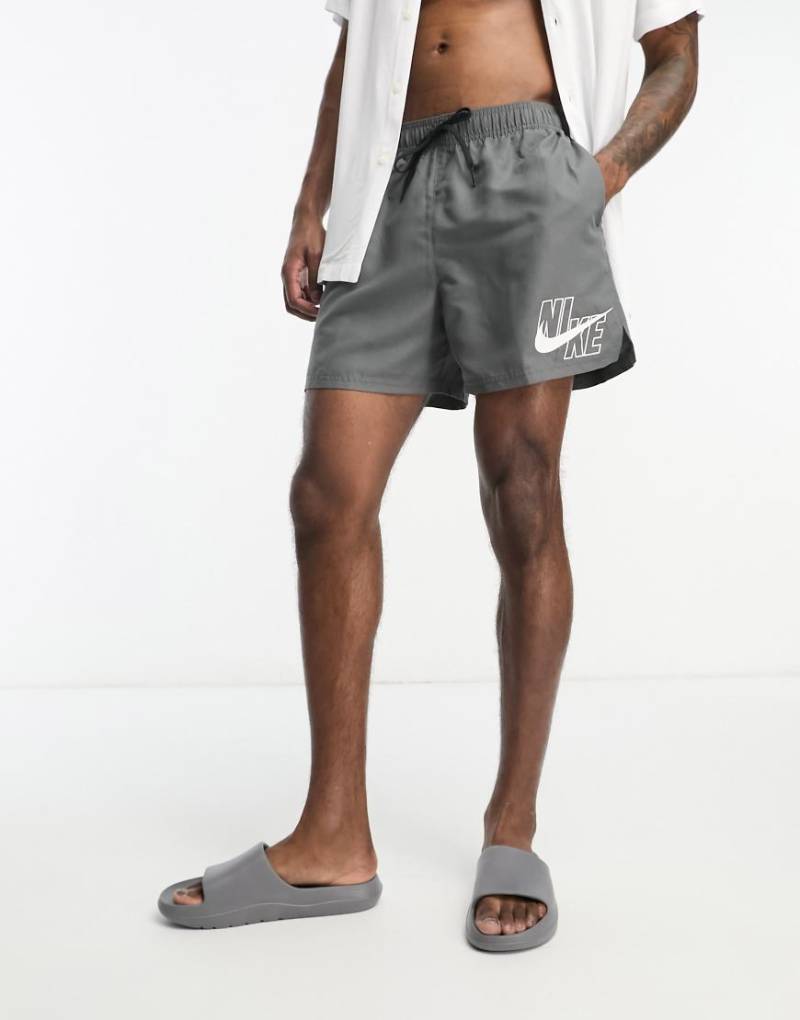 Nike Swimming - Volley - Badeshorts in Grau mit großem Logo, 5 Zoll Schrittlänge von Nike Swimming