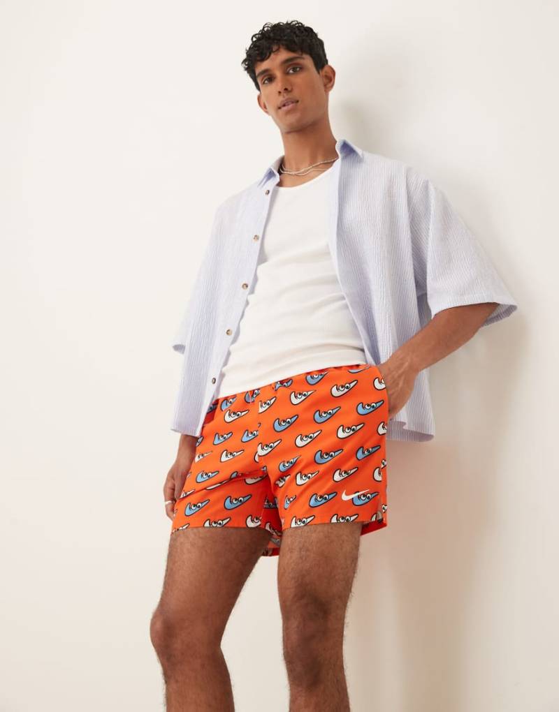 Nike - Volley - Badeshorts in Orange mit Multiprint, 5 Zoll Schrittlänge von Nike Swimming