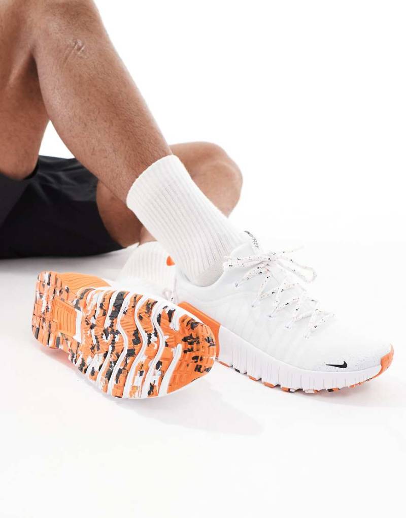 Nike Training - Free Metcon 6 - Sneaker in Weiß und Orange von Nike Training