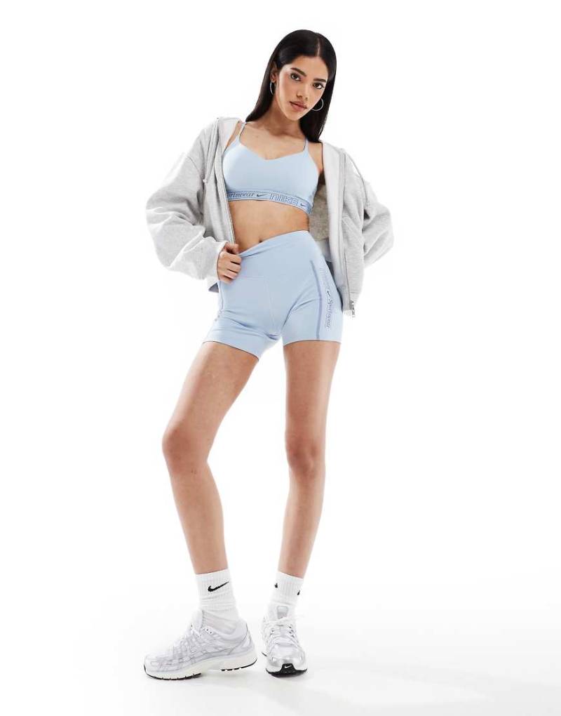 Nike - One Training Dri-FIT Gym Life - Shorts in Hellblau mit hohem Bund und Swoosh-Logo, 5 Zoll Schrittlänge von Nike Training