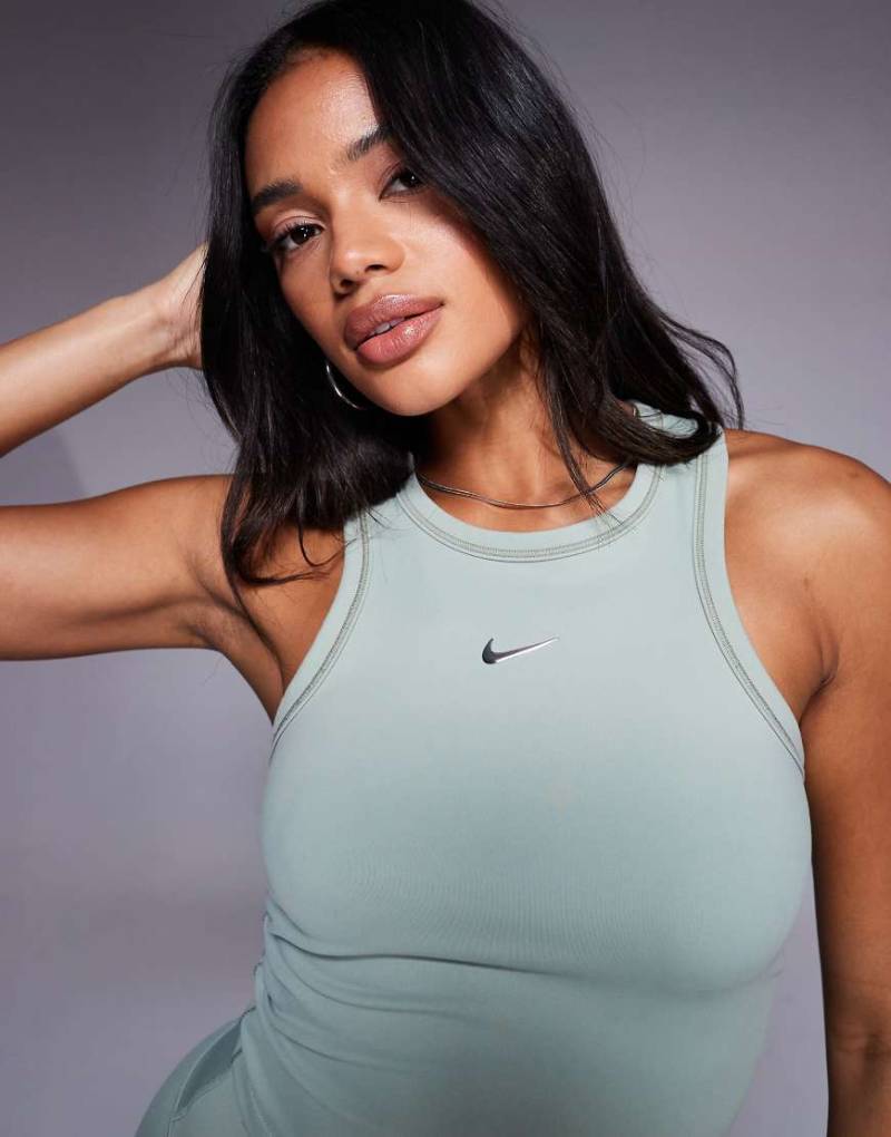 Nike - One Training Dri-FIT Gym Life Swoosh - Figurbetontes Cropped-Trägertop in Khaki-Grün von Nike Training