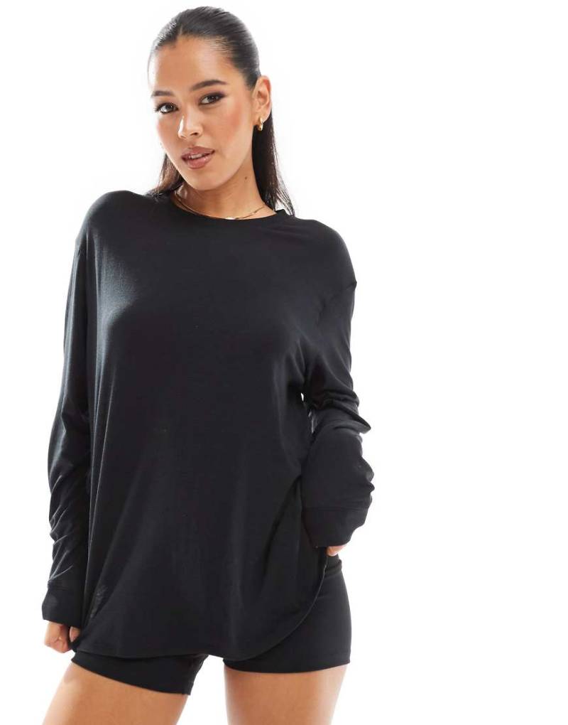 Nike - One Training Dri-FIT - Langärmliges Shirt in Schwarz mit lockerem Schnitt von Nike Training