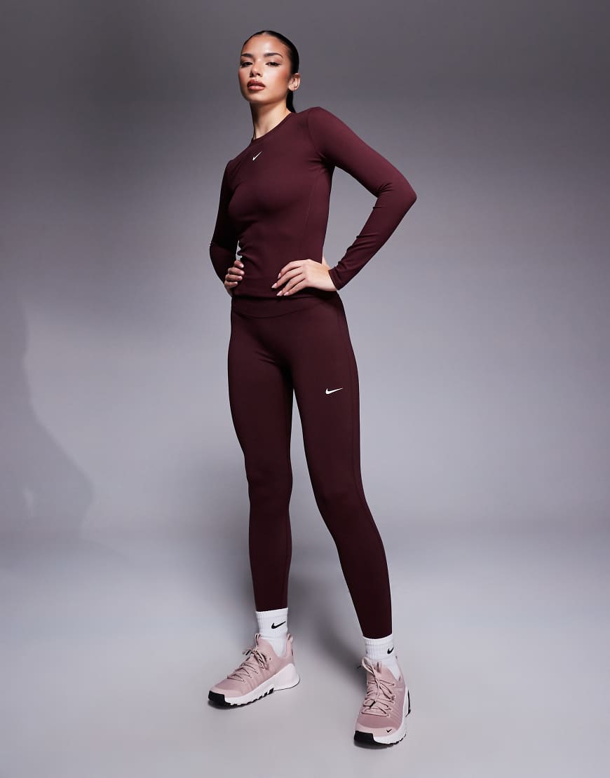 Nike - One Training Dri-FIT - Leggings in Burgunderrot mit hohem Bund und nahtloser Vorderseite von Nike Training