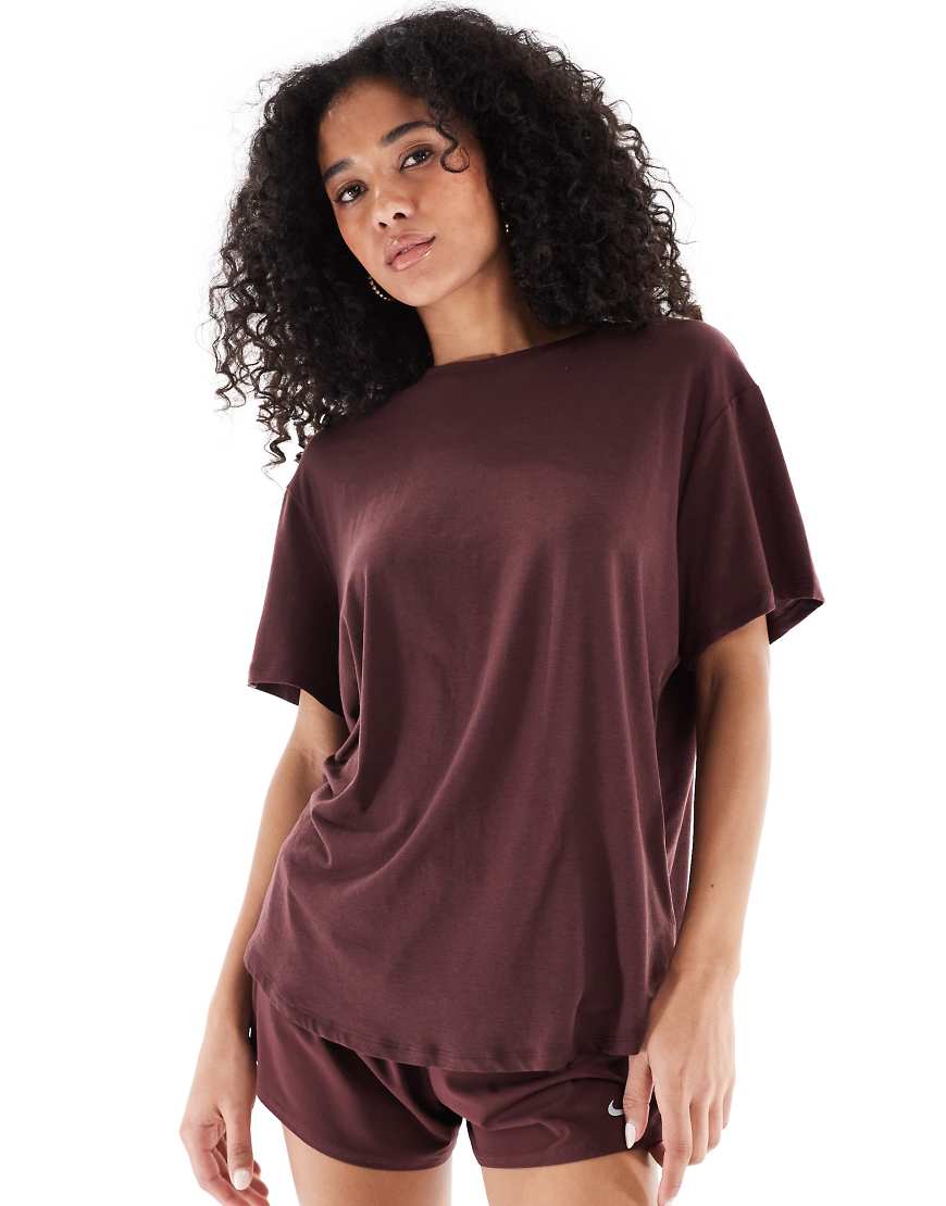 Nike - One Training Dri-FIT - Relaxed Fit T-Shirt in Burgunderrot Nike - One Training Dri-FIT - Relaxed Fit T-Shirt in Burgunderrot von Nike Training