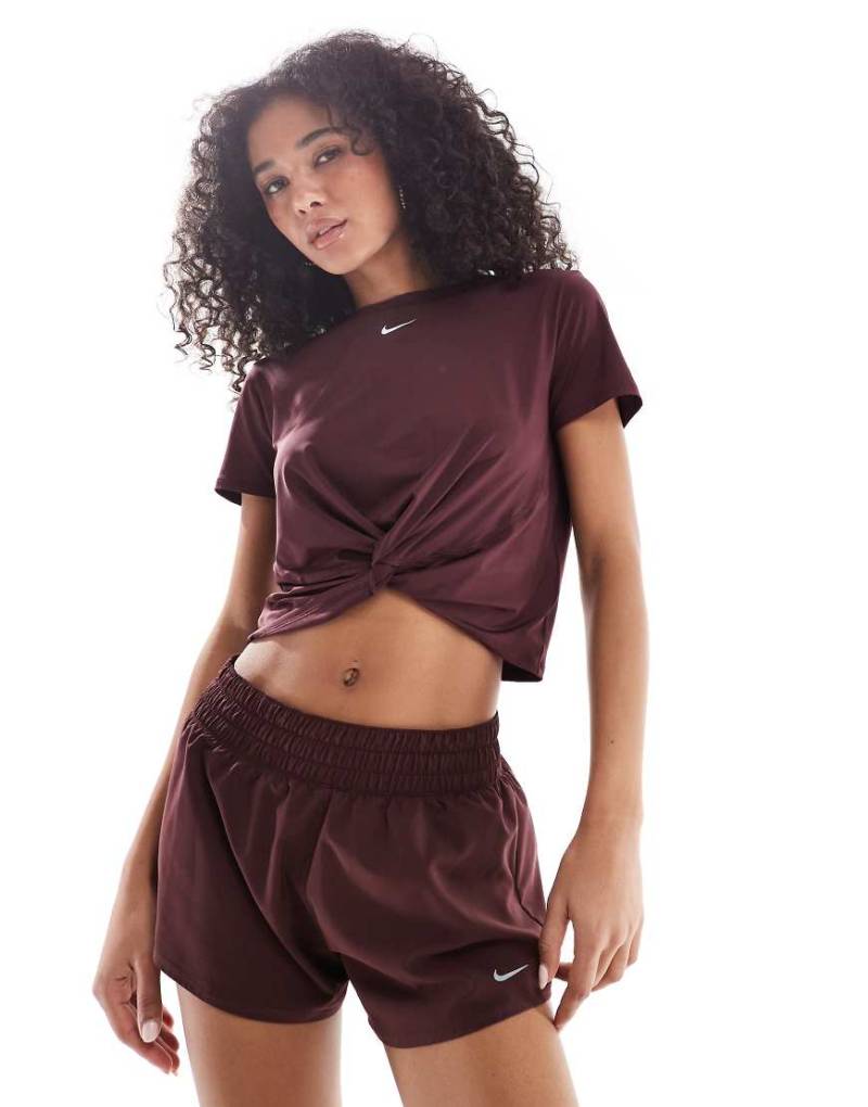 Nike - One Training Dri-FIT - Shorts in Burgunderrot mit mittelhohem Bund, 3 Zoll Schrittlänge von Nike Training