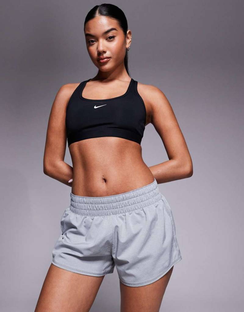 Nike - One Training Dri-FIT - Shorts in Grau mit mittelhohem Bund, 3 Zoll Schrittlänge von Nike Training