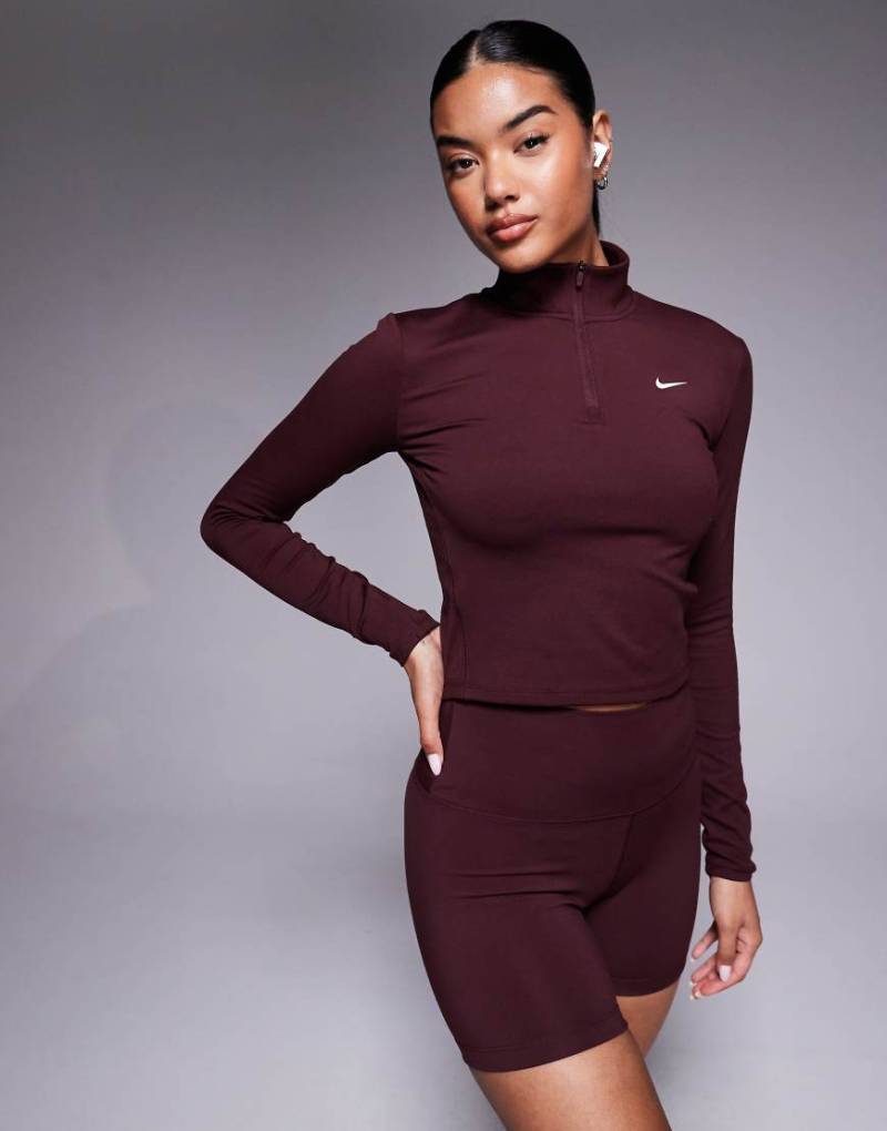 Nike - One Training - Figurbetontes, langärmliges Oberteil in Burgunderrot mit kurzem Reißverschluss von Nike Training