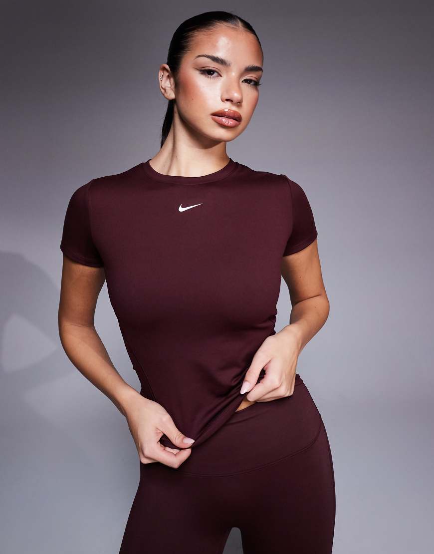 Nike - One Training - Figurbetontes T-Shirt in Burgunderrot von Nike Training