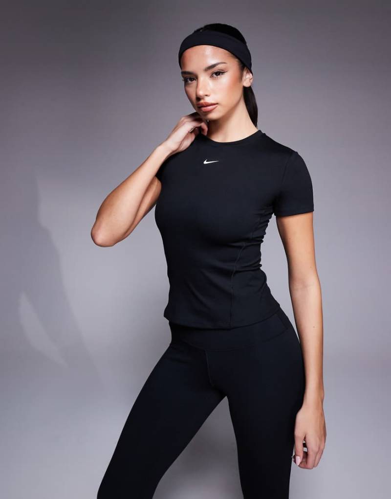 Nike - One Training - Figurbetontes T-Shirt in Schwarz von Nike Training