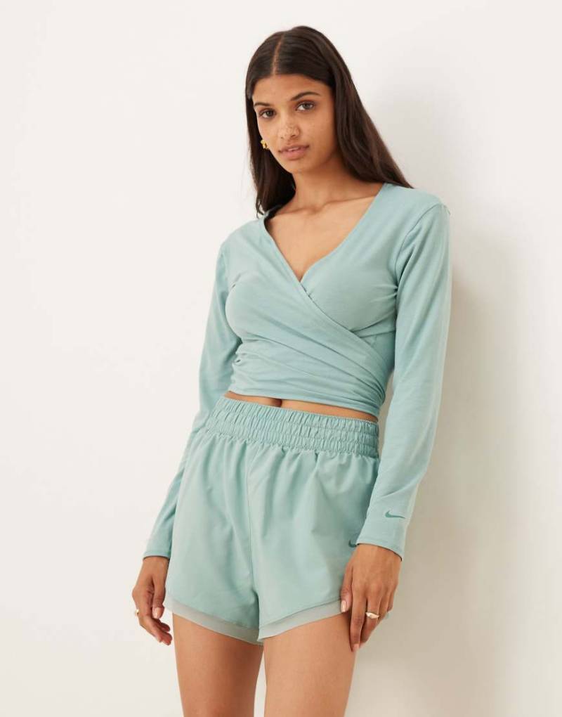 Nike - One Training Dri-FIT - Langärmliges Wickel-Shirt in Hellblau mit lockerem Schnitt von Nike Training