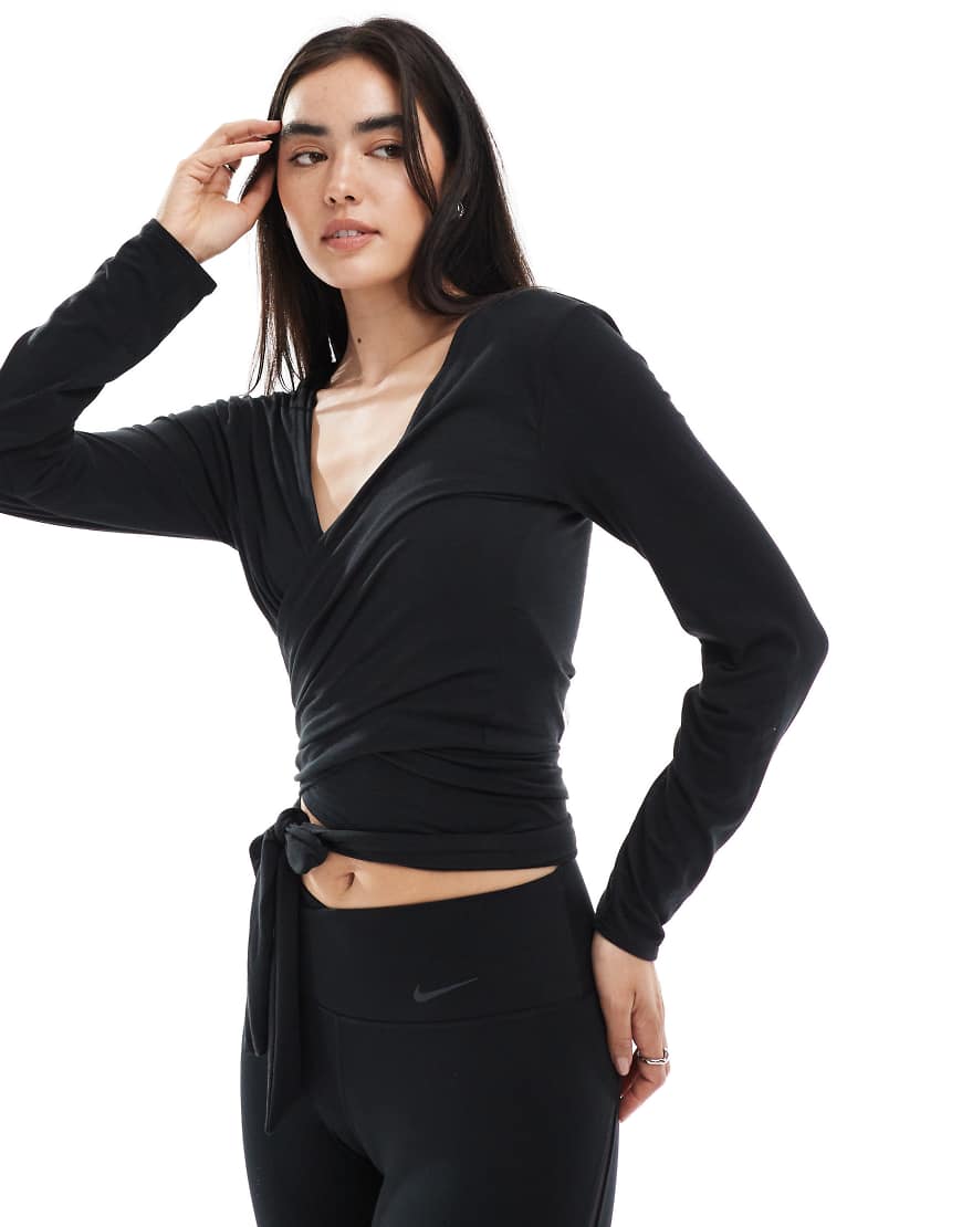 Nike - One Training Dri-FIT - Langärmliges Wickel-Shirt in Schwarz mit lockerem Schnitt von Nike Training