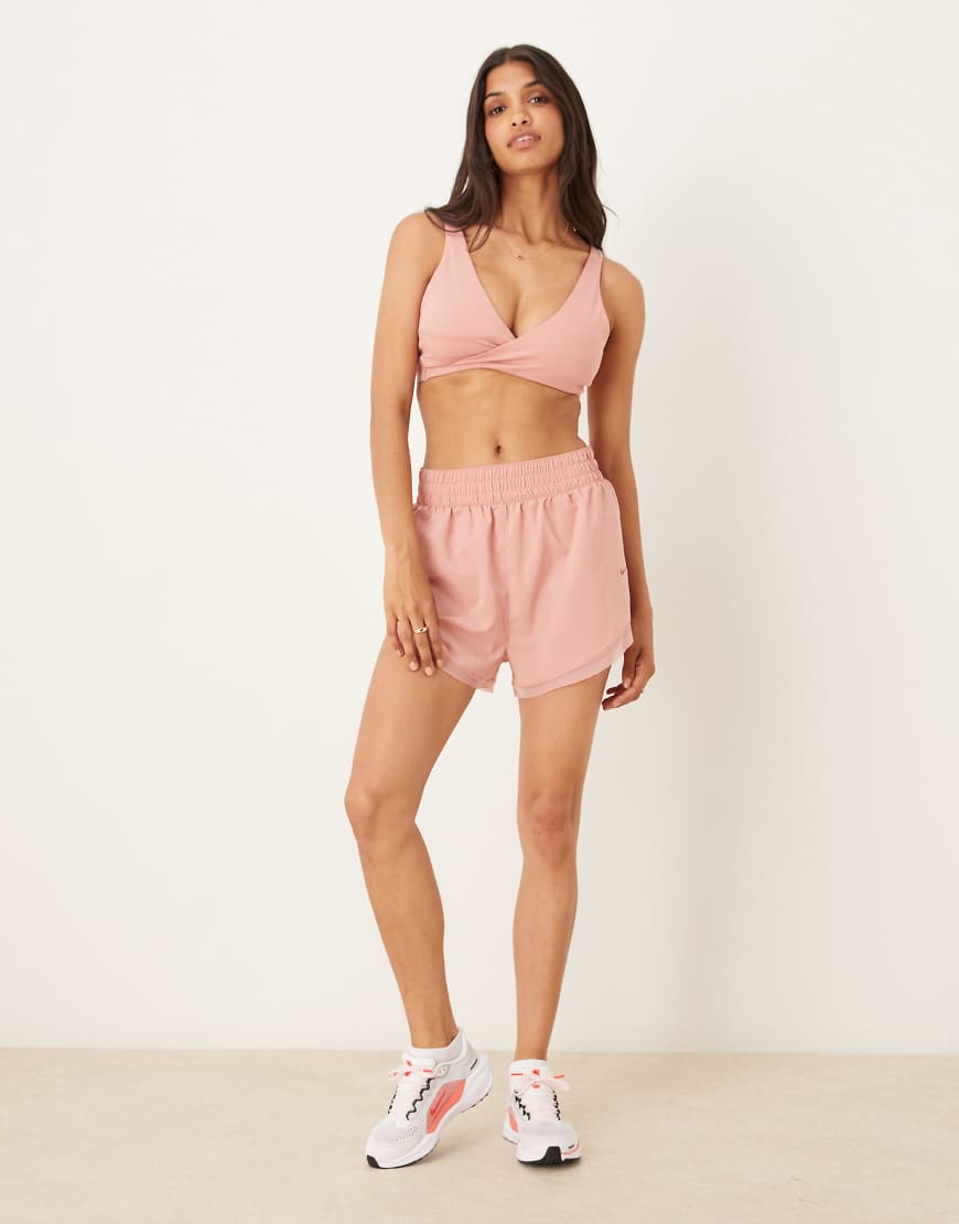 Nike - One Training - Shorts in Rosa mit Rüschen und hohem Bund, 3 Zoll Schrittlänge Nike - One Training - Shorts in Rosa mit Rüschen und hohem Bund, 3 Zoll Schrittlänge von Nike Training