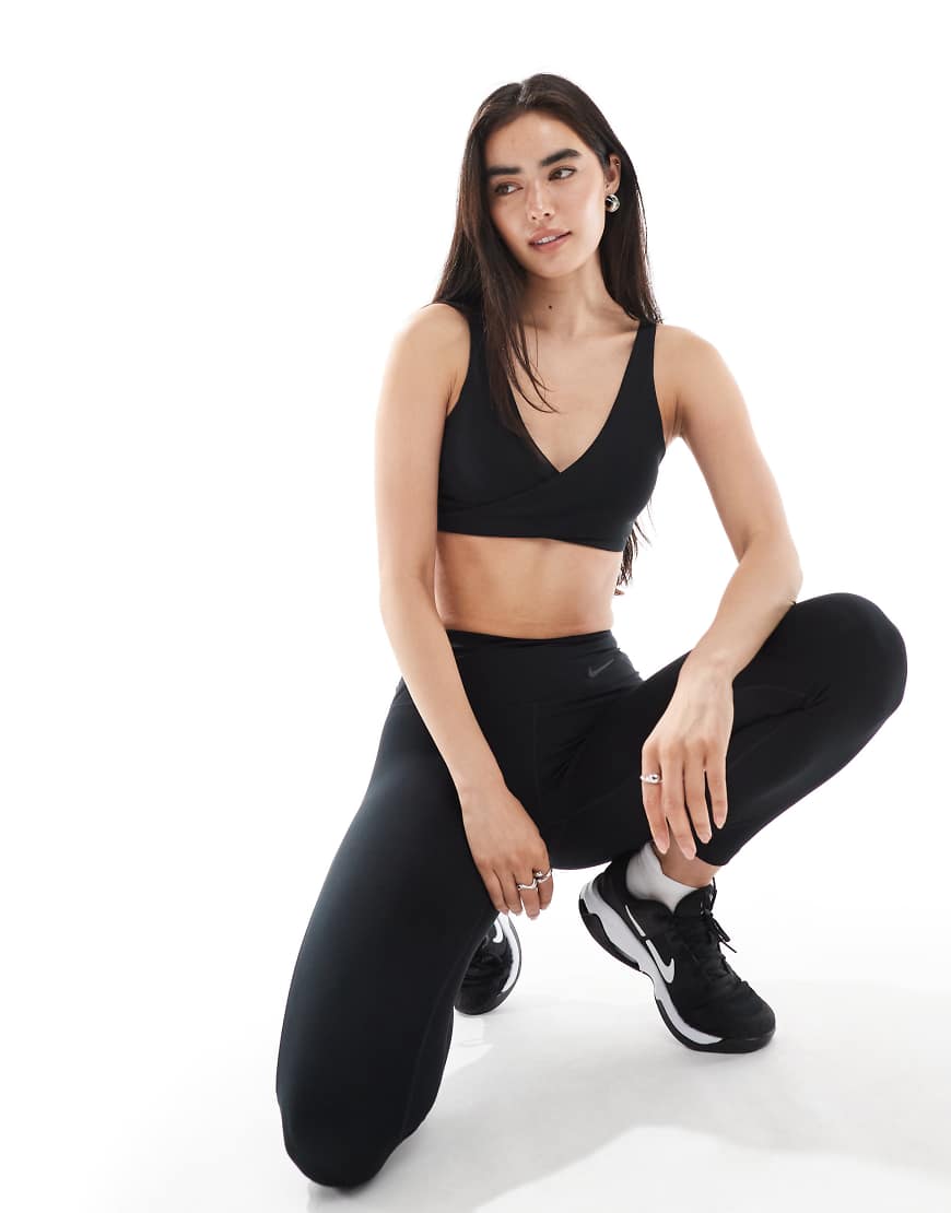 Nike - One Training - Sport-BH in Schwarz mit Wickeldesign und leichter Stützfunktion Nike - One Training - Sport-BH in Schwarz mit Wickeldesign und leichter Stützfunktion von Nike Training