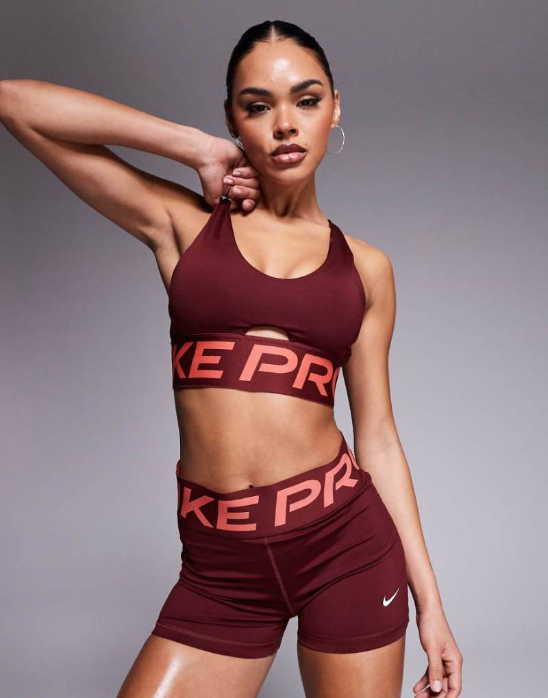 Nike - Pro Training Indy Dri-FIT - Sport-BH in Burgunderrot mit tiefem Ausschnitt und leichter Stützkraft von Nike Training