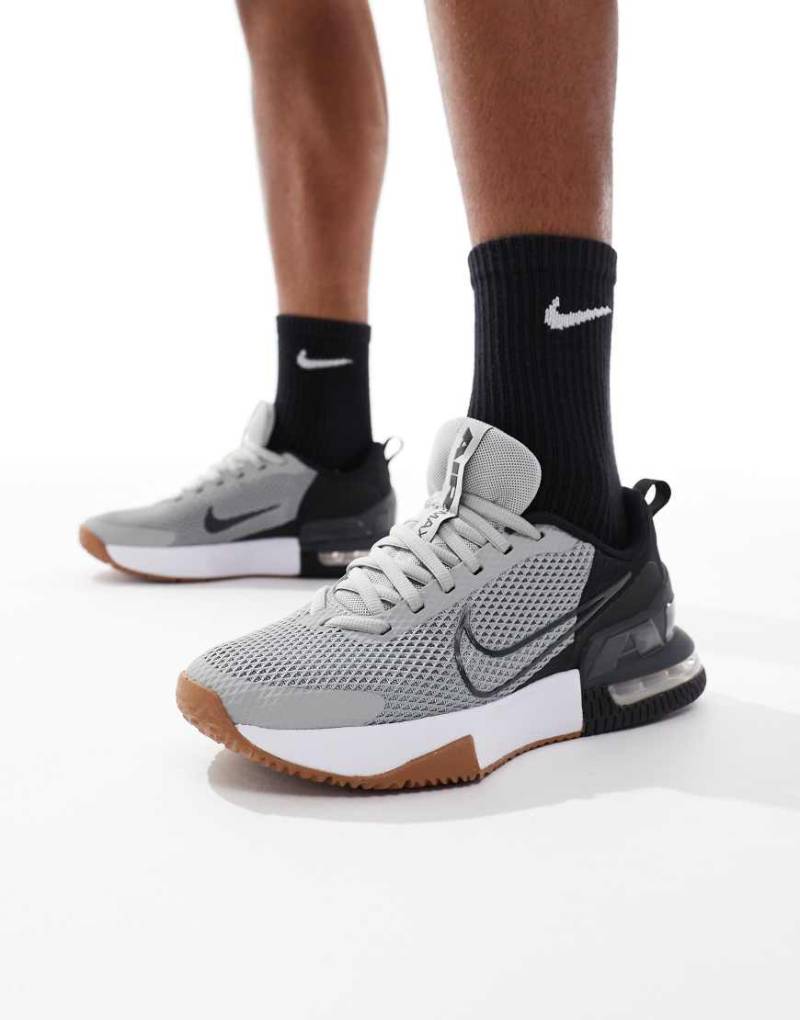 Nike Training - Air Max Alpha 6 - Sneaker in Grau und Schwarz von Nike Training