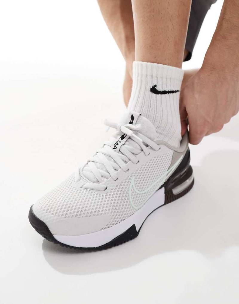 Nike Training - Air Max Alpha 6 - Sneaker in Hellgrau von Nike Training