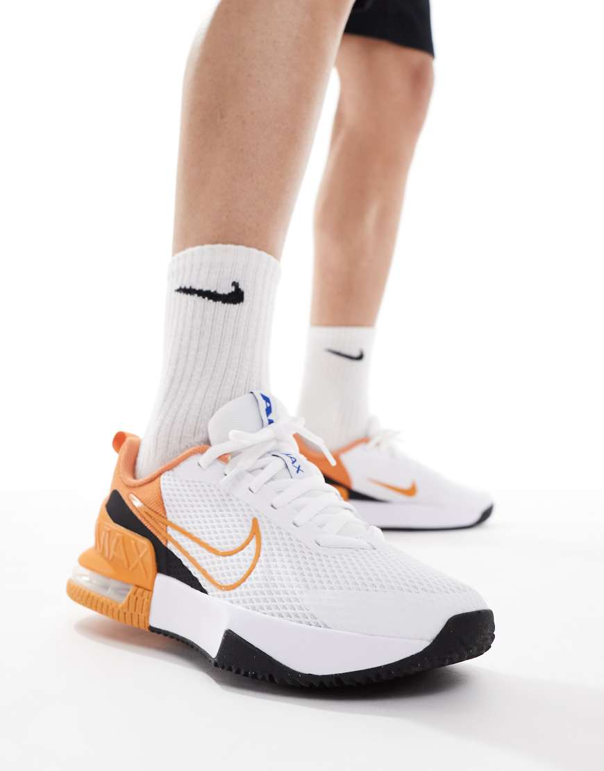 Nike Training - Air Max Alpha 6 - Sneaker in Weiß und Orange-Schwarz von Nike Training