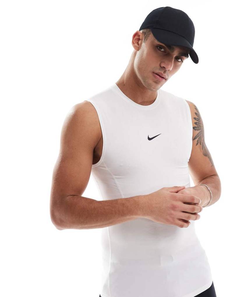 Nike Training - Dri-FIT - Eng anliegendes Trägertop in Weiß von Nike Training