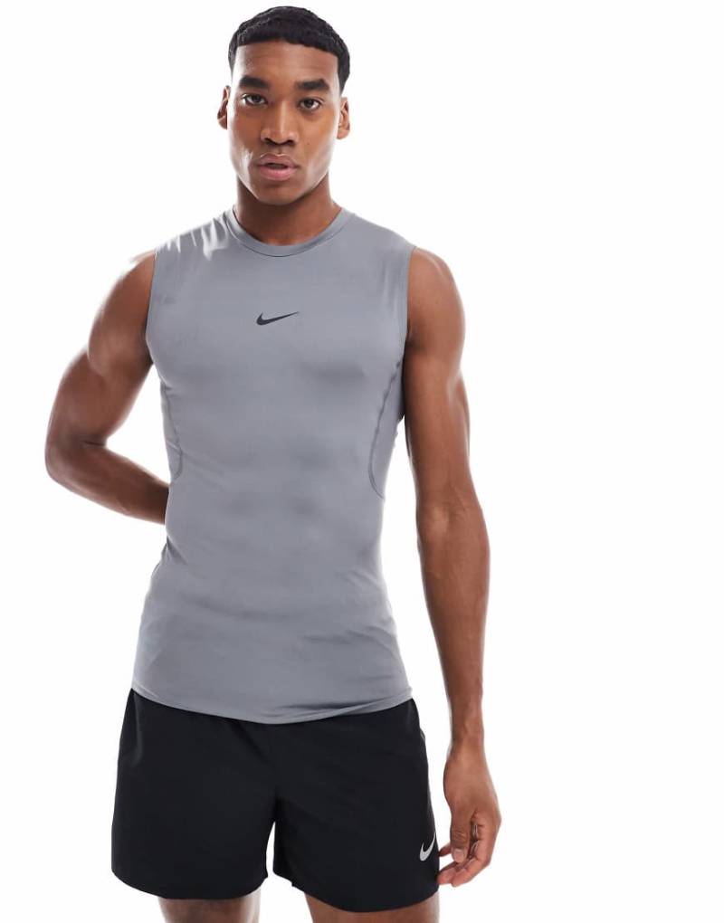 Nike Training - Dri-FIT - Eng anliegendes Trägertop in Grau-Schwarz von Nike Training