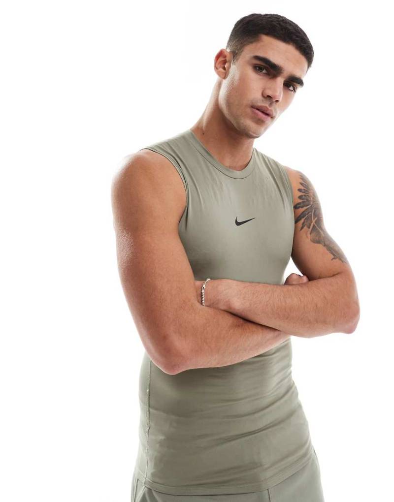 Nike Training - Dri-FIT - Eng anliegendes Trägertop in Khaki-Grün von Nike Training