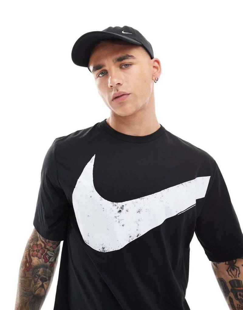 Nike Training - Dri-FIT - Schwarzes T-Shirt mit Swoosh-Grafik von Nike Training
