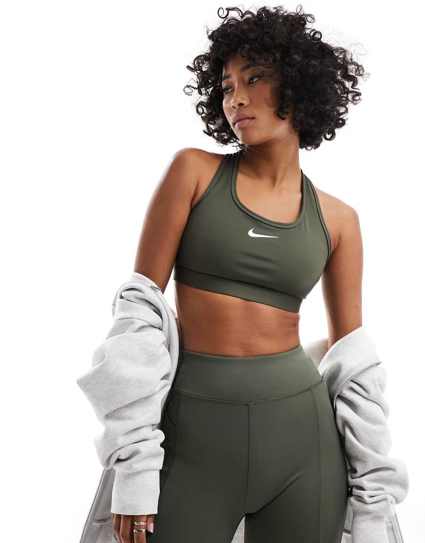 Nike Training - Dri-FIT - Sport-BH in Khaki mit mittlerer Stützfunktion und Swoosh-Logo-Grün von Nike Training