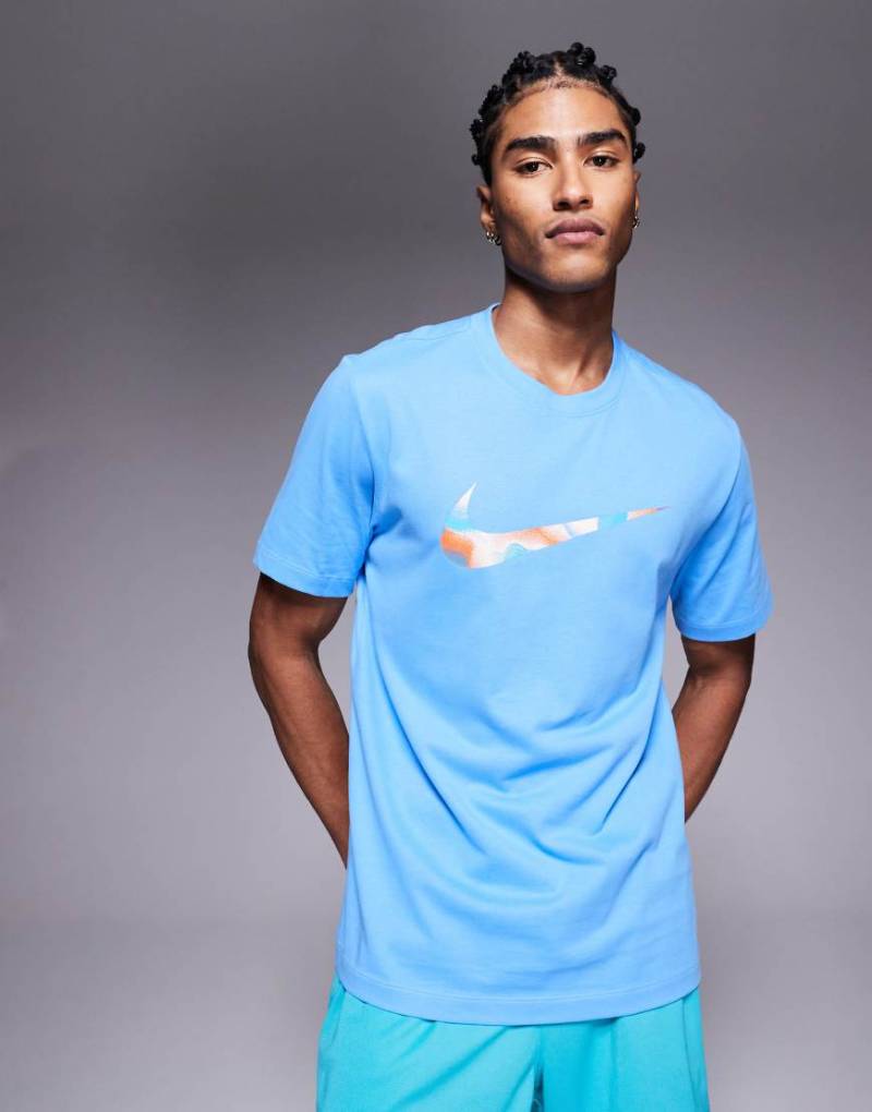 Nike Training - Dri-FIT - T-Shirt in Blau mit Swoosh-Print im Lava-Design von Nike Training