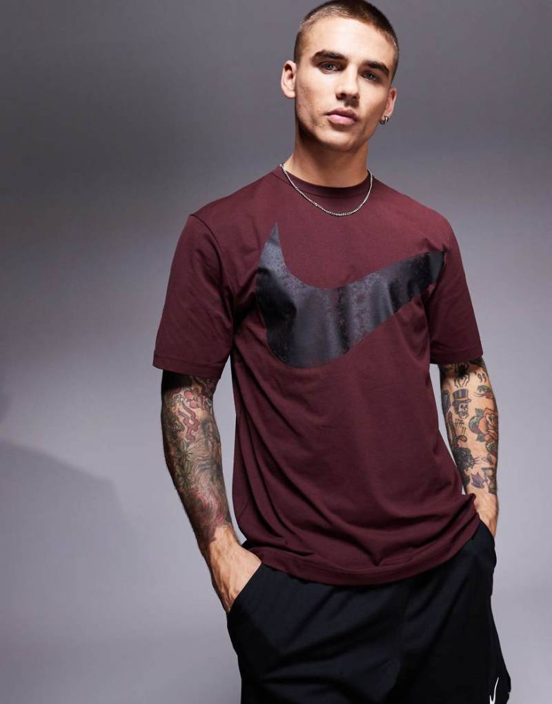 Nike Training - Dri-FIT - T-Shirt in Burgunderrot mit Swoosh-Grafik von Nike Training