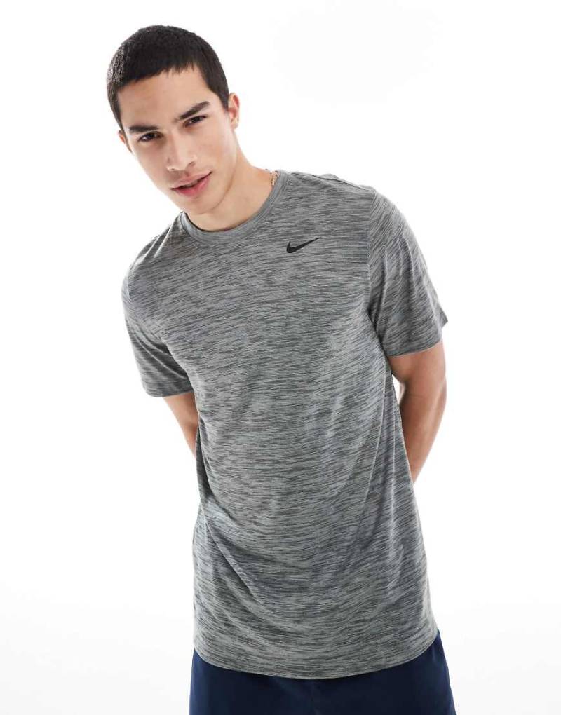 Nike Training - Dri-FIT - T-Shirt in Grau von Nike Training
