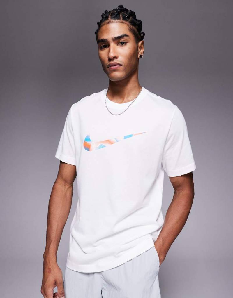 Nike Training - Dri-FIT - T-Shirt in Weiß mit Swoosh-Print im Lava-Design von Nike Training