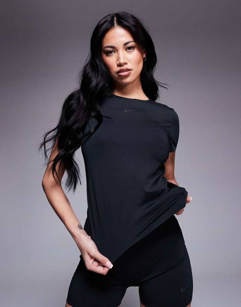 Nike Training - Form Dri-FIT - Figurbetontes T-Shirt in Schwarz von Nike Training