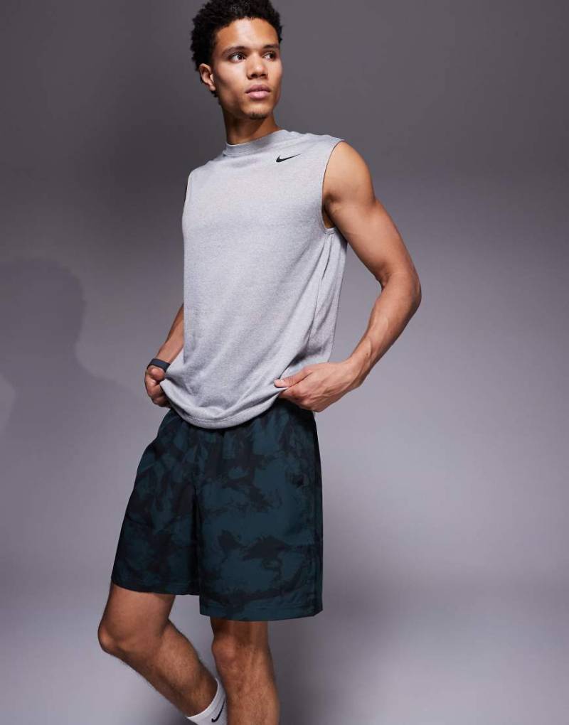 Nike Training - Form Dri-FIT - Gemusterte Shorts in Schwarz, 7 Zoll Schrittlänge von Nike Training