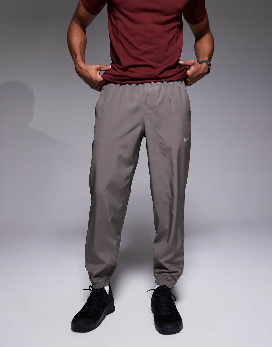 Nike Training - Form Dri-FIT - Jogginghose in Grau Nike Training - Form Dri-FIT - Jogginghose in Grau von Nike Training
