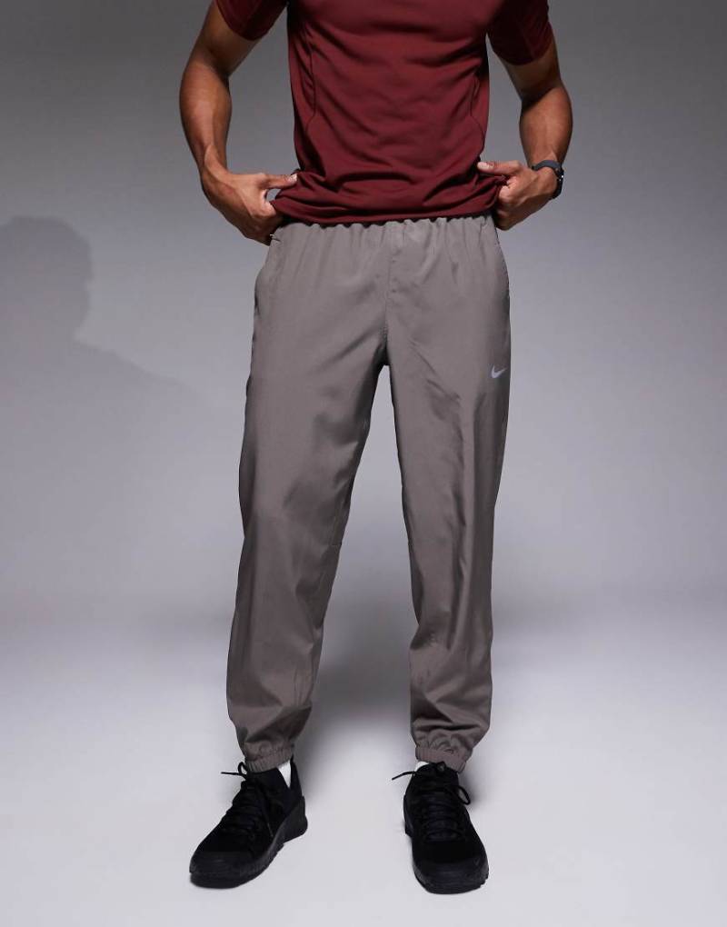 Nike Training - Form Dri-FIT - Jogginghose in Grau Nike Training - Form Dri-FIT - Jogginghose in Grau von Nike Training