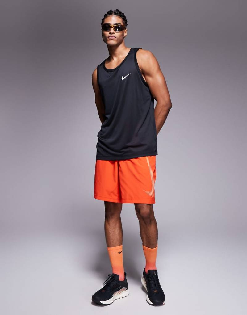 Nike Training - Form Dri-FIT - Shorts in Rot, 9 Zoll Schrittlänge von Nike Training