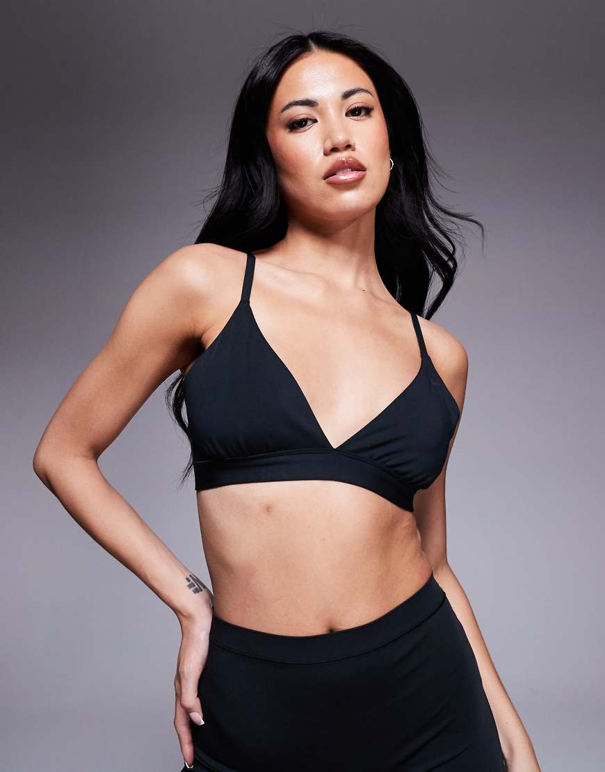 Nike Training - Form Dri-FIT - Triangel-Sport-BH in Schwarz mit leichter Stützfunktion Nike Training - Form Dri-FIT - Triangel-Sport-BH in Schwarz mit leichter Stützfunktion von Nike Training