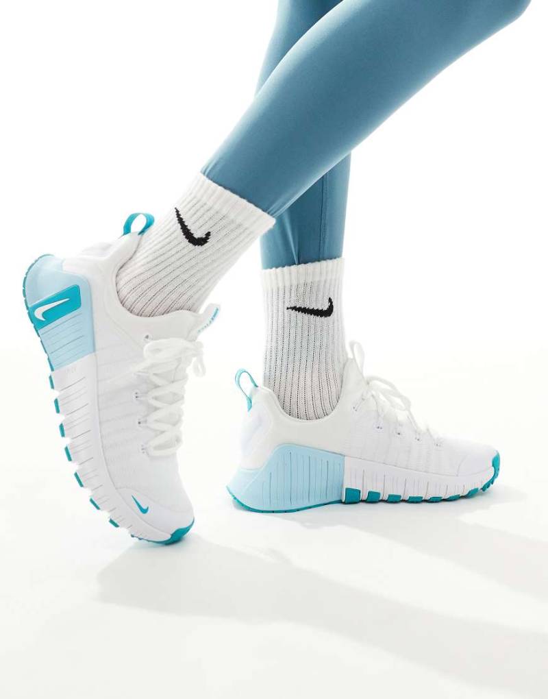 Nike Training - Free Metcon 6 - Sneaker in Weiß und Blau von Nike Training