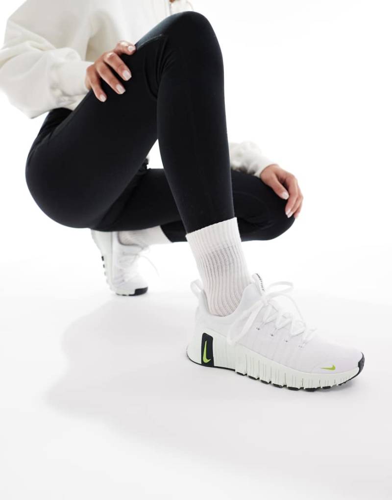 Nike Training - Free Metcon 6 - Sneaker in Weiß und Hellgrün von Nike Training