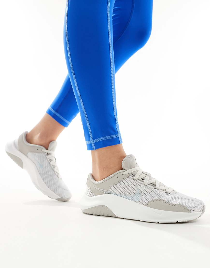 Nike Training - Legend Essential 3 - Sneaker in Hellgrau und Blau Nike Training - Legend Essential 3 - Sneaker in Hellgrau und Blau von Nike Training
