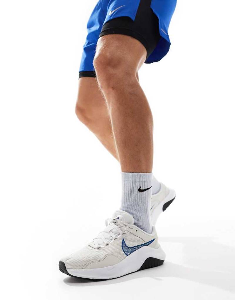 Nike Training - Legend Essential 3 - Sportschuhe in Weiß und Blau von Nike Training